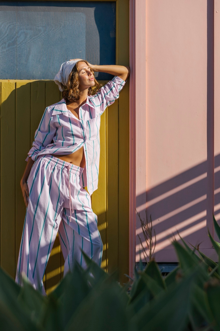 SHE SELLS SEASHELLS.