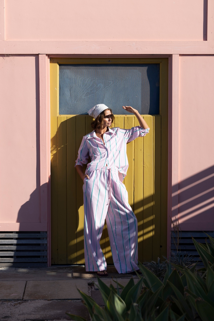 SHE SELLS SEASHELLS.