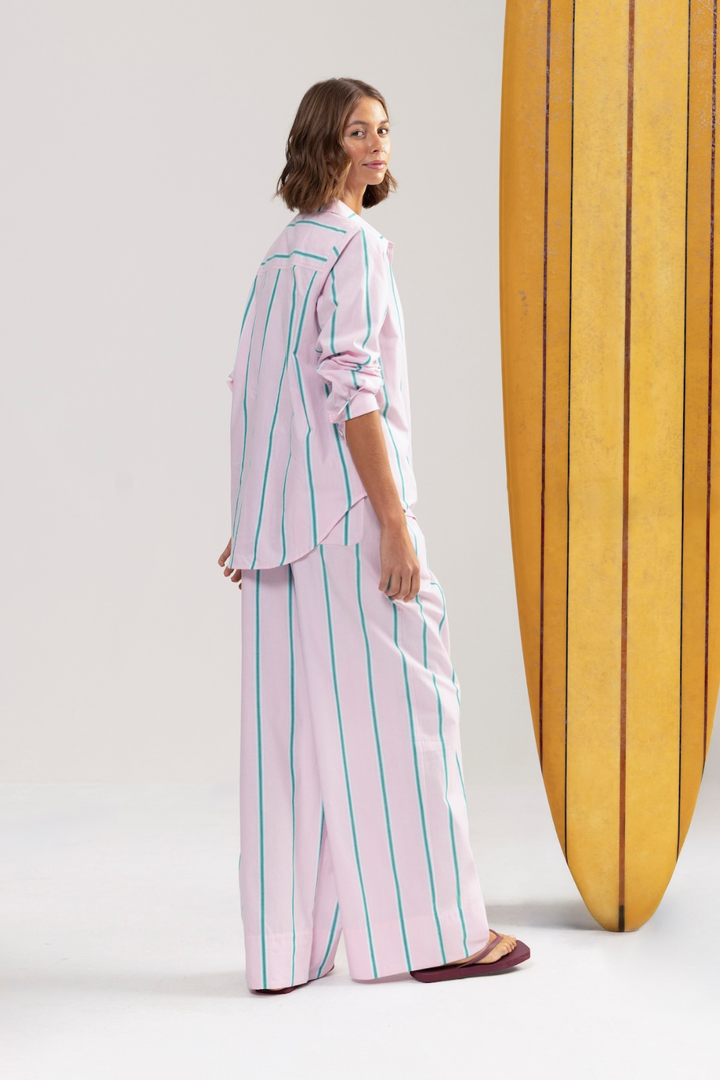 SHE SELLS SEASHELLS.