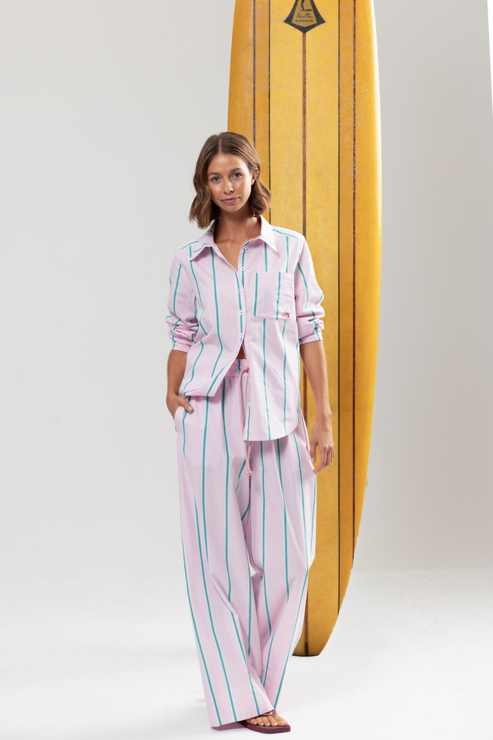 SHE SELLS SEASHELLS.