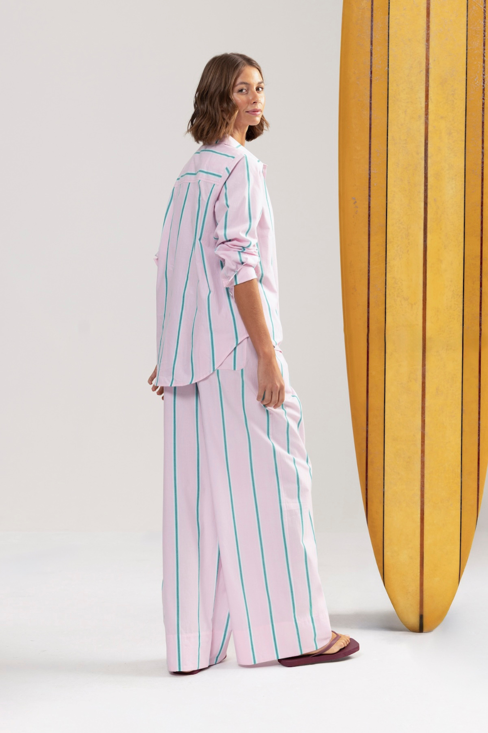 SHE SELLS SEASHELLS.