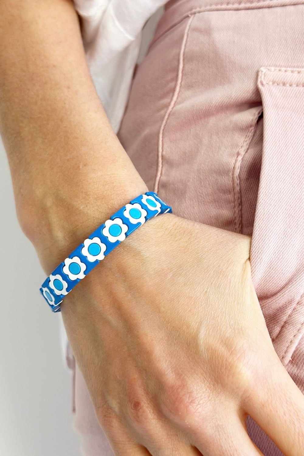 Daisy chain bracelet - blue/white/blue