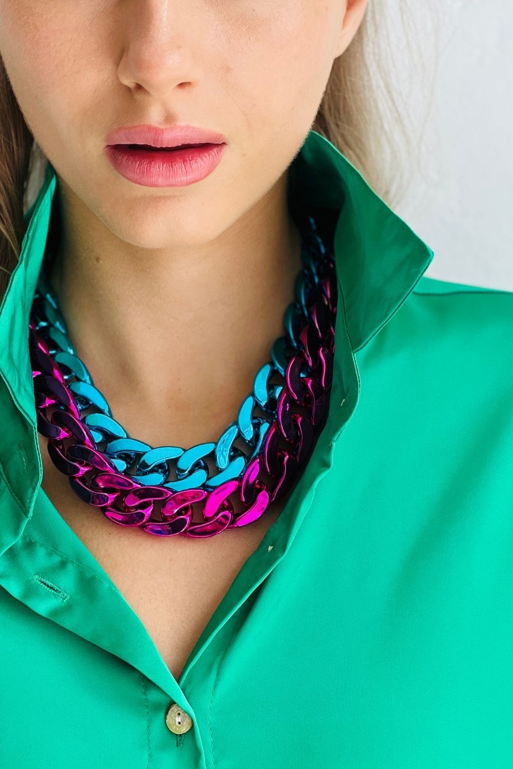 the MET CHAIN NECKLACE - Metallic Blue